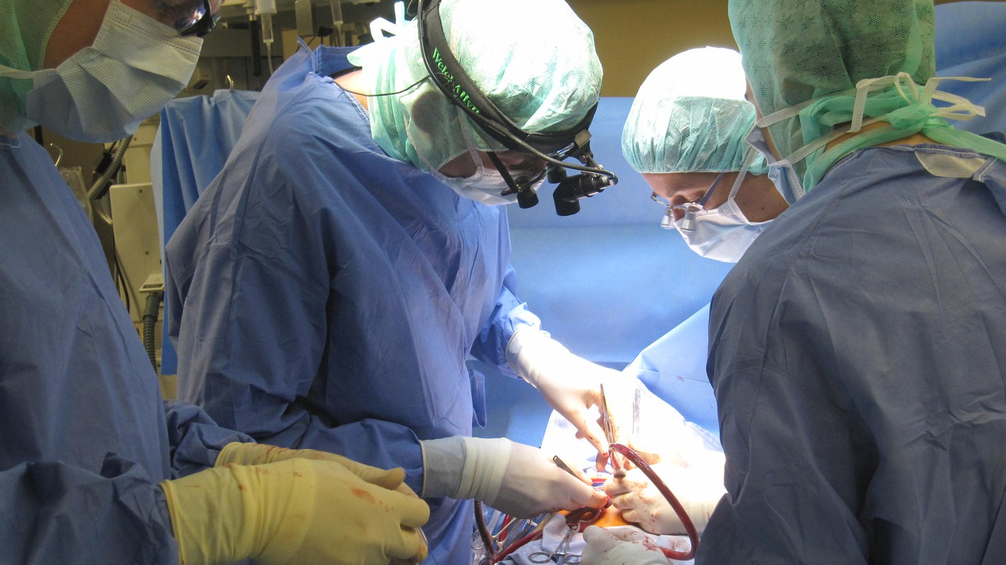 Team von Chirurgen und Kardiologen bei einer Herz OP.JPG